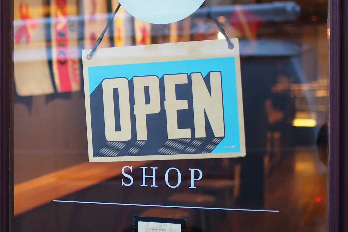 E-commerce shopping cart on mobile device
